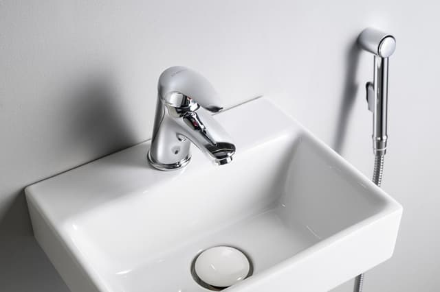 Bateria umywalkowa z prysznicem bidetowym, chrom